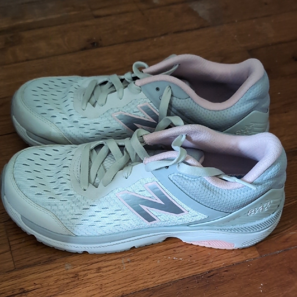 New Balance Blue and Pink Athletic Shoes with Breathable Mesh and Cushioned Heel
